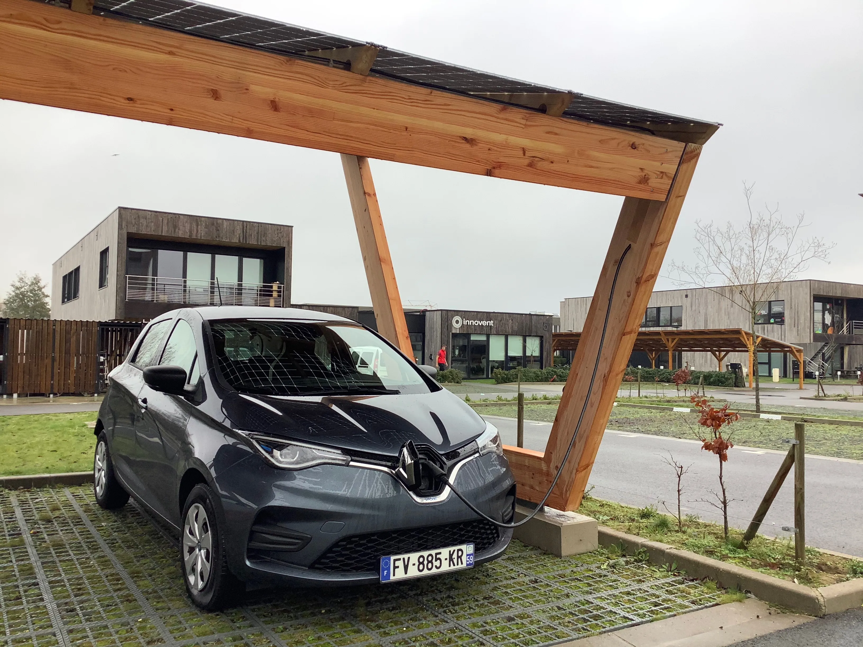 Ombrière photovoltaïque TOSSO en bois avec borne de recharge intégrée