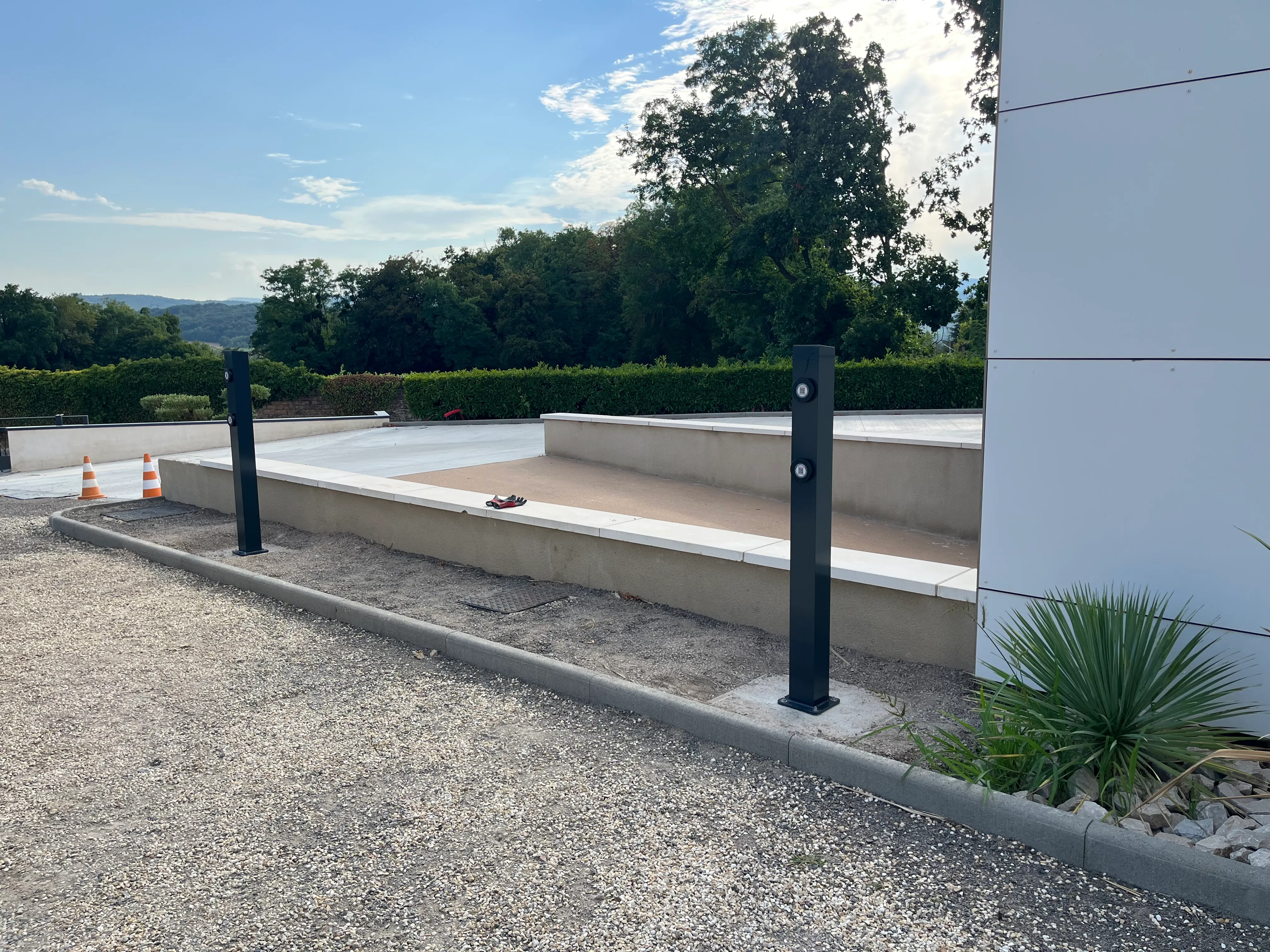 Bornes de recharge Terza en aluminium recyclé installées en extérieur