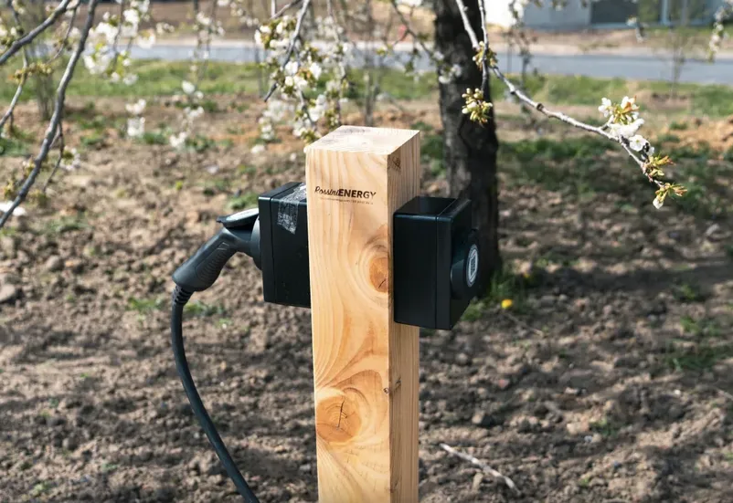 Gros plan sur le montant en pin Douglas de la borne Terza® avec connecteur de recharge
