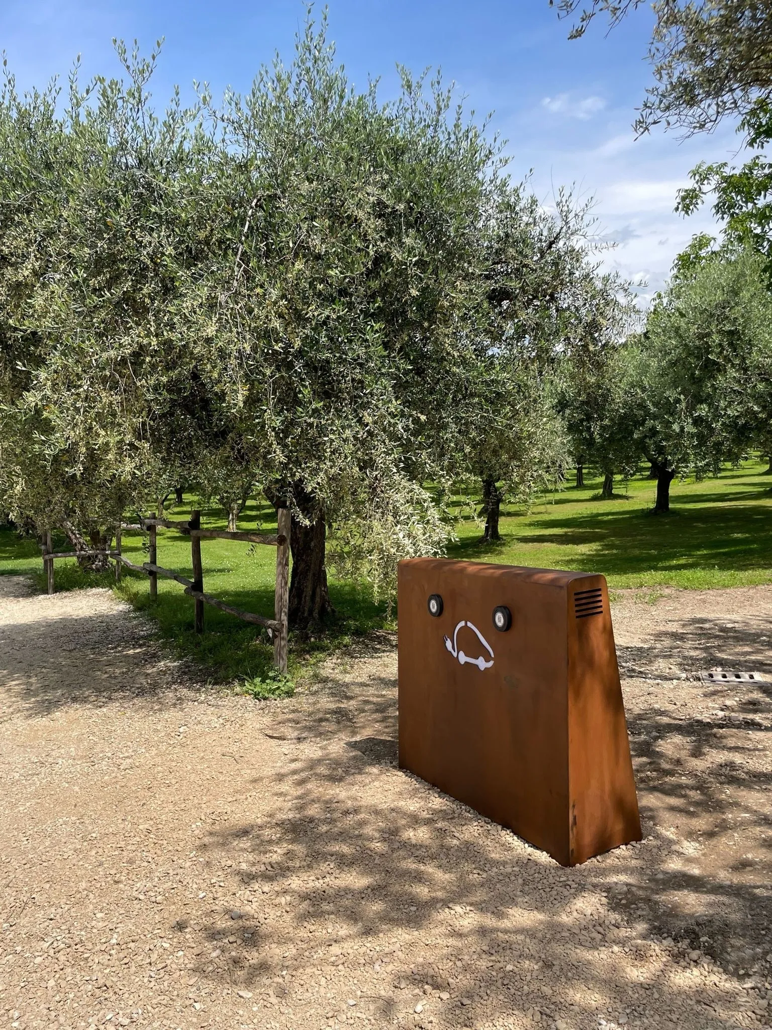 La Centrale — station de recharge en acier corten