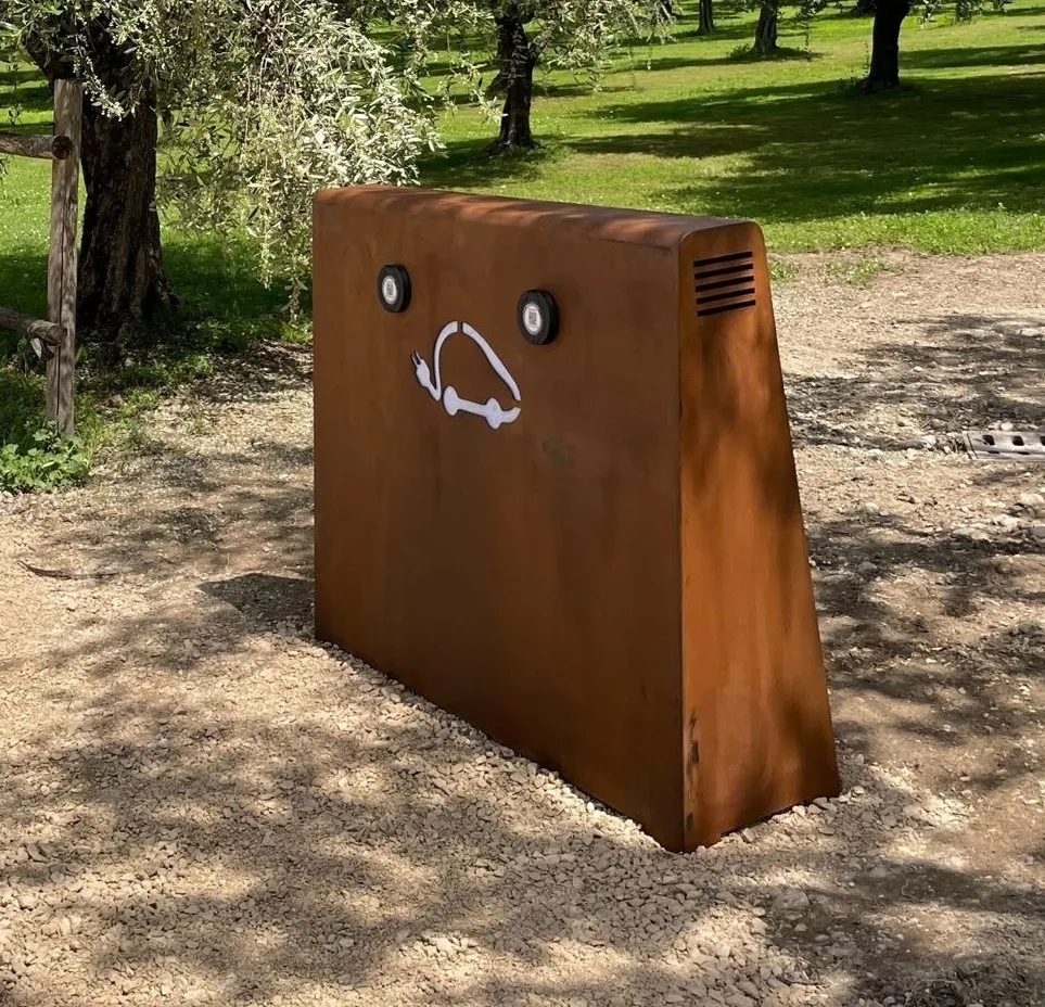 La Centrale — station de recharge en acier corten installée dans une oliveraie