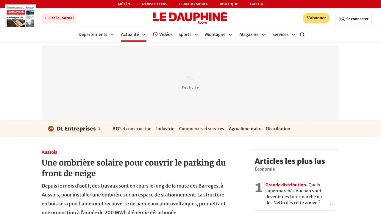 Ombrière solaire en bois Rossini Energy couvrant un parking de front de neige