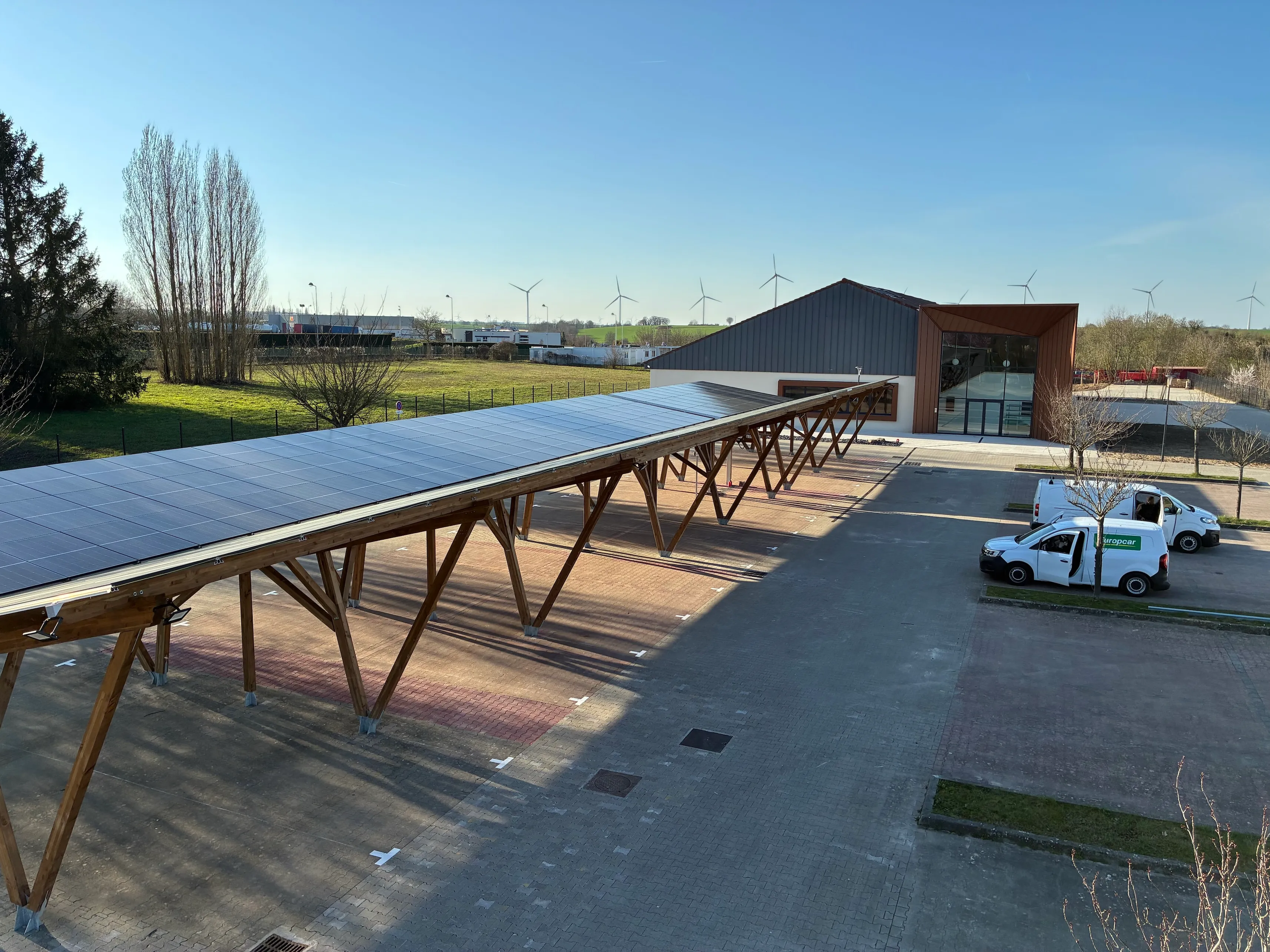 Ombrière photovoltaïque RossiniEnergy installée pour la mairie de Saint-Just-en-Chaussée