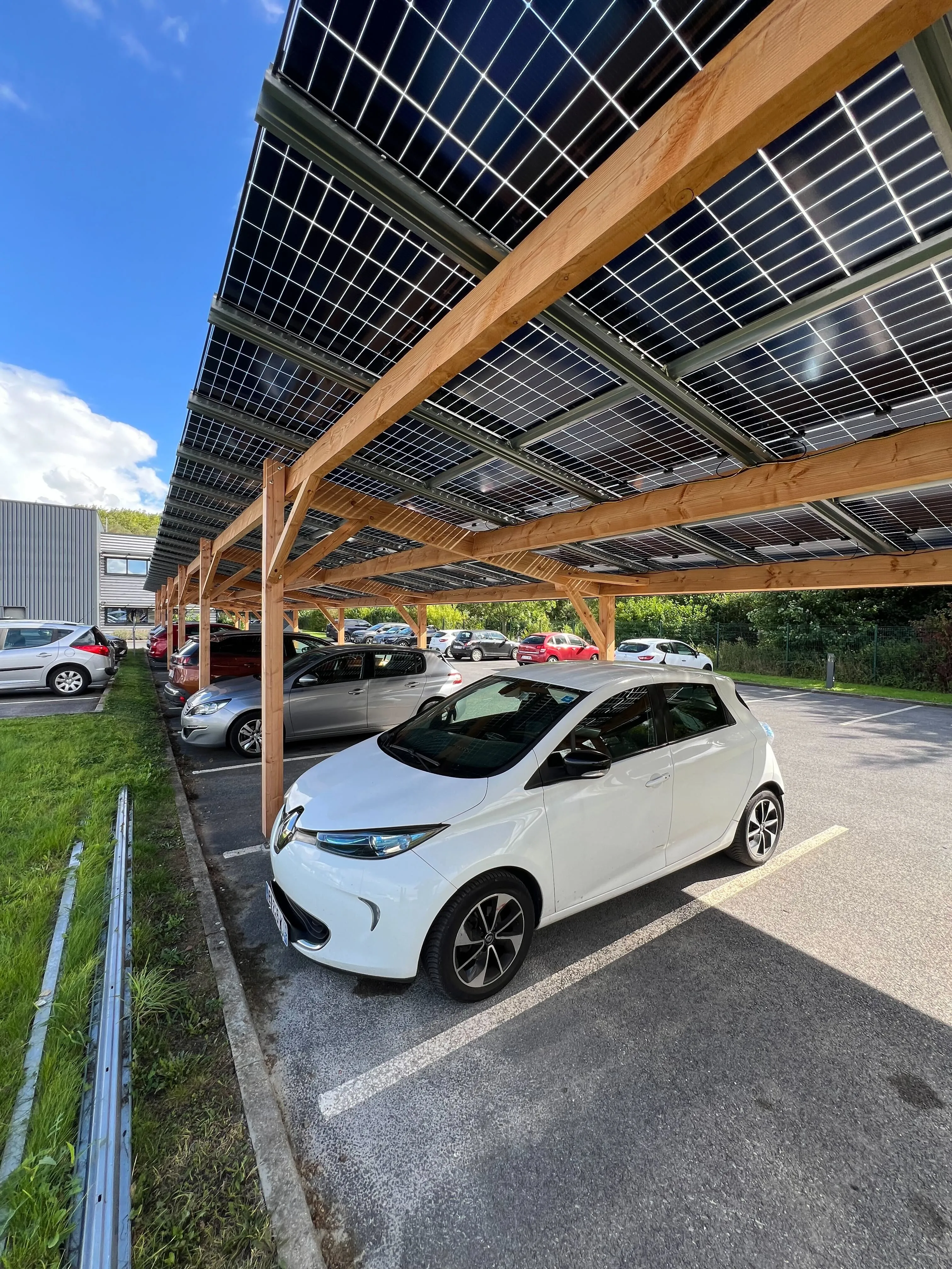 Ombrière photovoltaïque TOSSO Easy en bois couvrant un parking