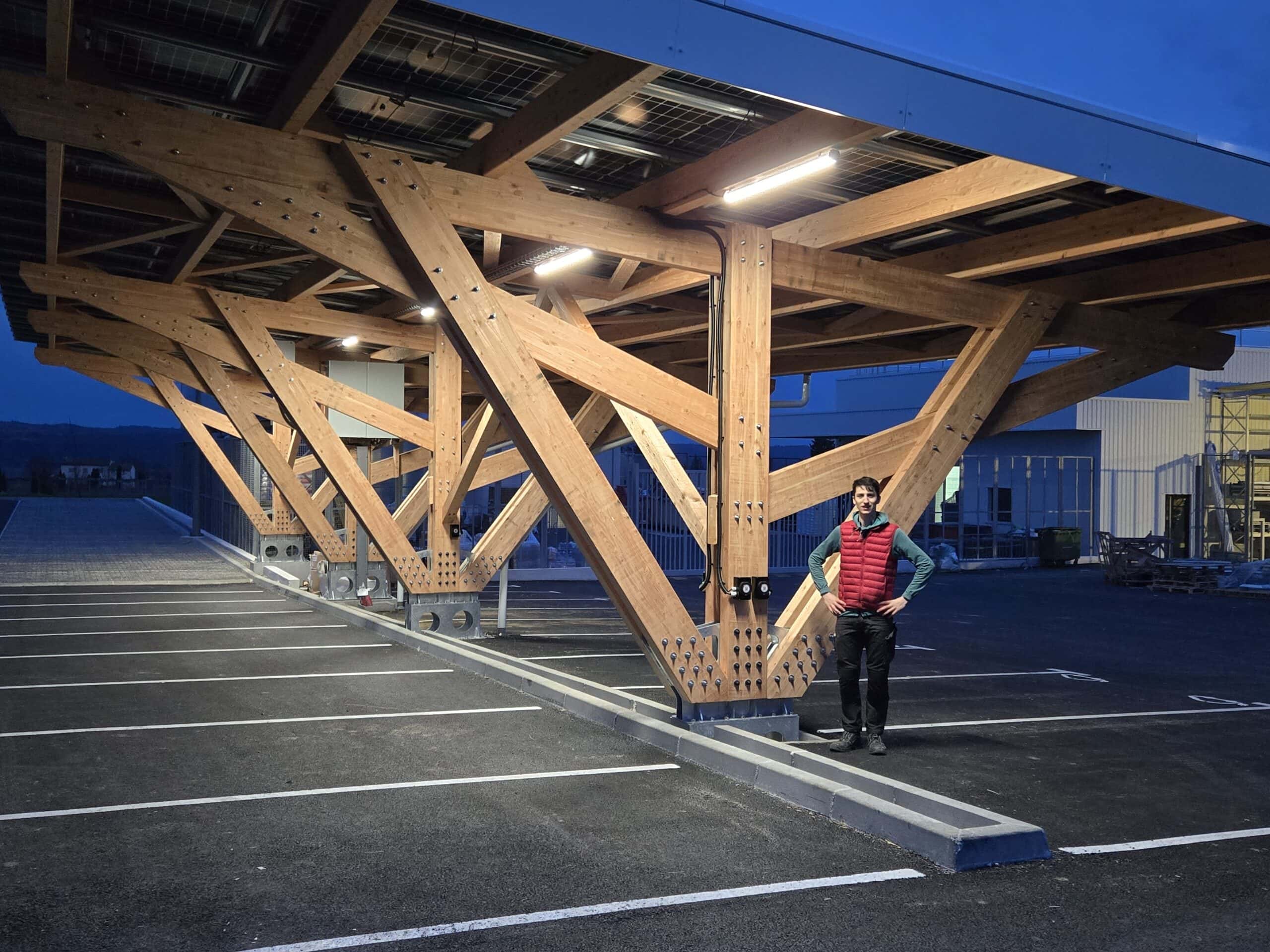 Ombrière photovoltaïque en bois éclairée de nuit