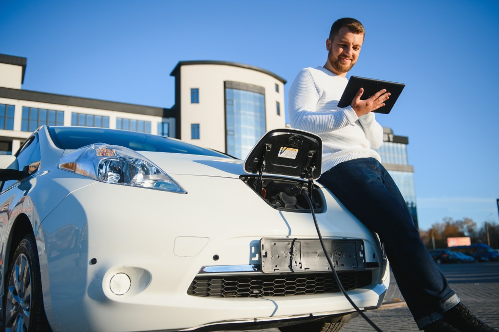 Véhicule électrique en charge sur une borne de recharge professionnelle