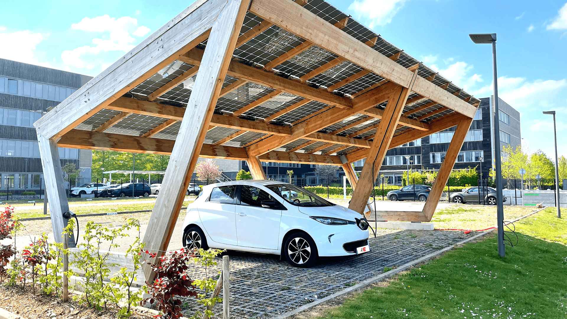 Coupler photovoltaïque et voiture électrique